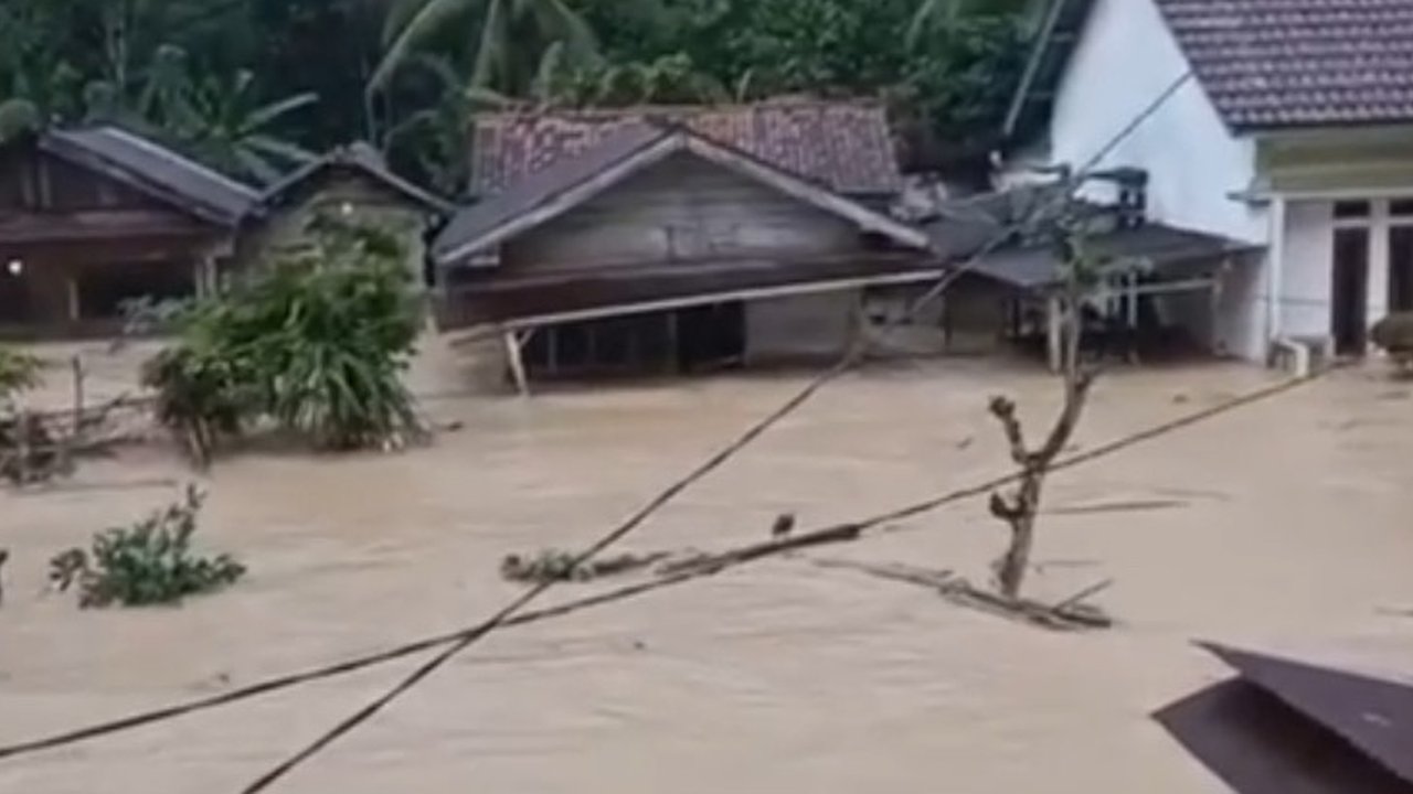 Lampung Barat Dilanda Banjir Bandang, Warga Panik dan Tiga Rumah Hanyut