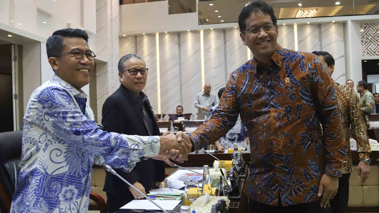 Menteri Keuangan Purbaya Yudhi Sadewa (kanan) berjabat tangan dengan Ketua Komisi XI DPR Mukhamad Misbakhun (kiri) sebelum mengikuti rapat kerja di Kompleks Parlemen, Senayan, Jakarta, Rabu (10/9/2025).