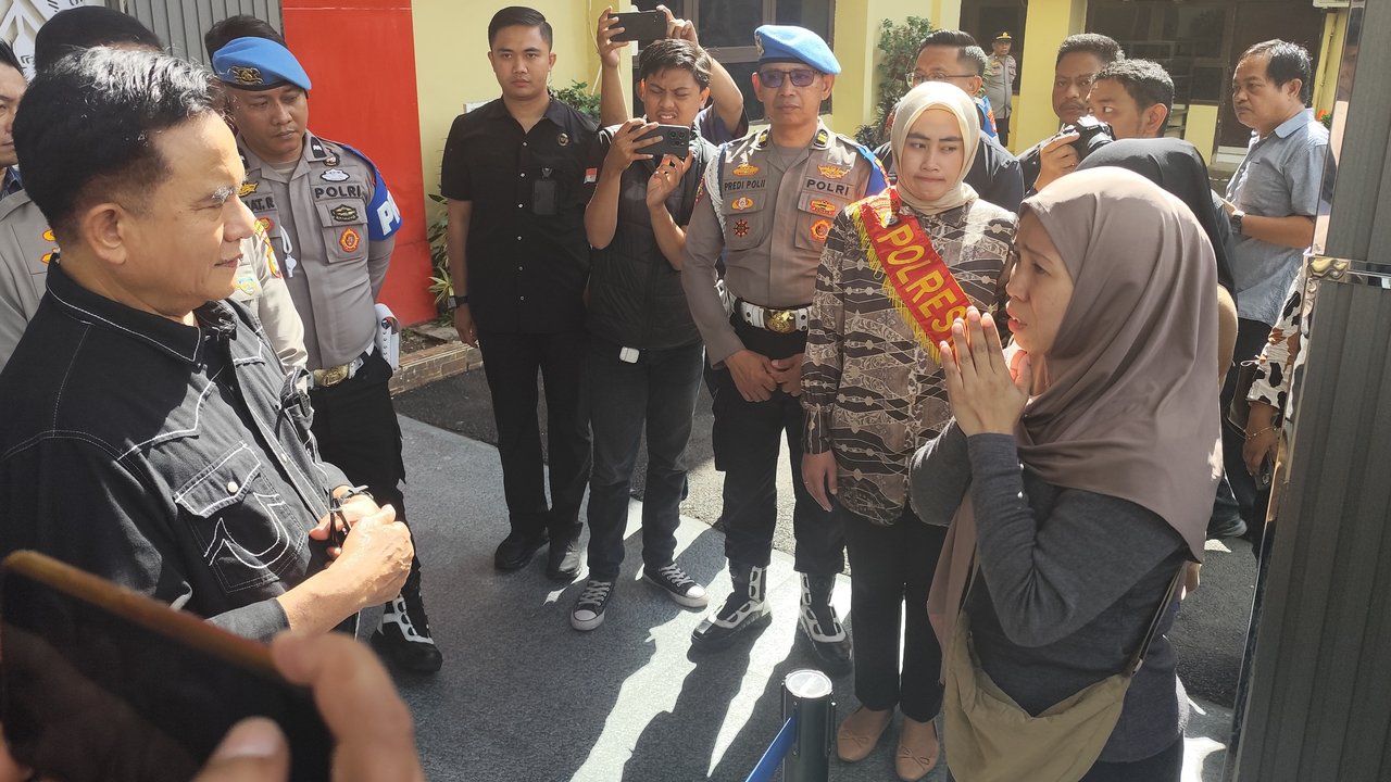 Keluarga Ojol Korban Kerusuhan Demo di Makassar Histeris Depan Menko Yusril, Tolak Restorative Justice