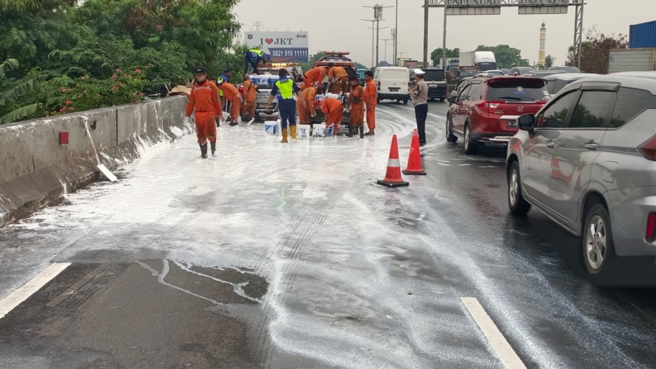 Ngantuk di Balik Kemudi, Truk Terguling dan Muatan Cat Membanjiri Jalan Tol