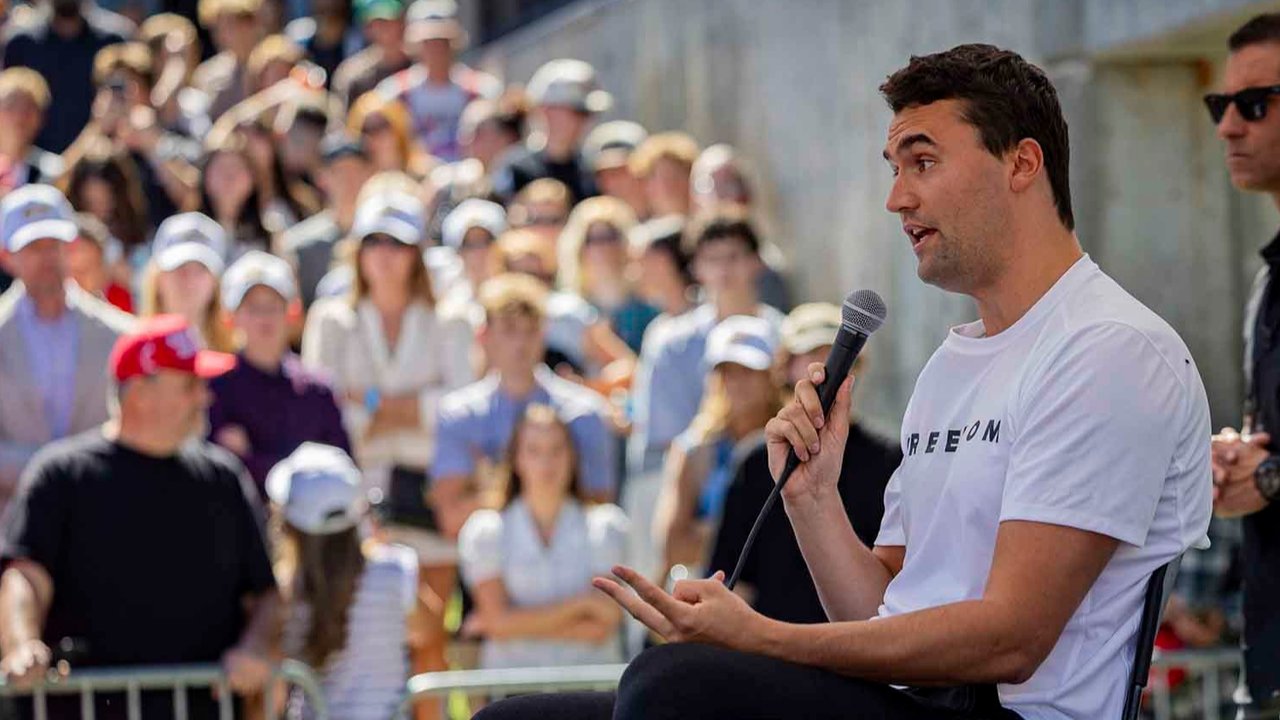 Charlie Kirk berbicara sebelum ditembak saat kunjungan Turning Point ke Utah Valley University di Orem, Utah, Rabu (10/09/2025).