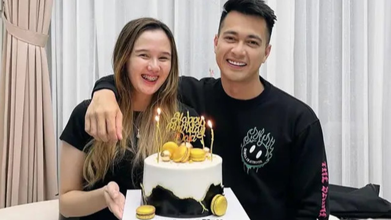 Eza Gionino dan pengacaranya. (M Altaf Jauhar/ Liputan6.com)