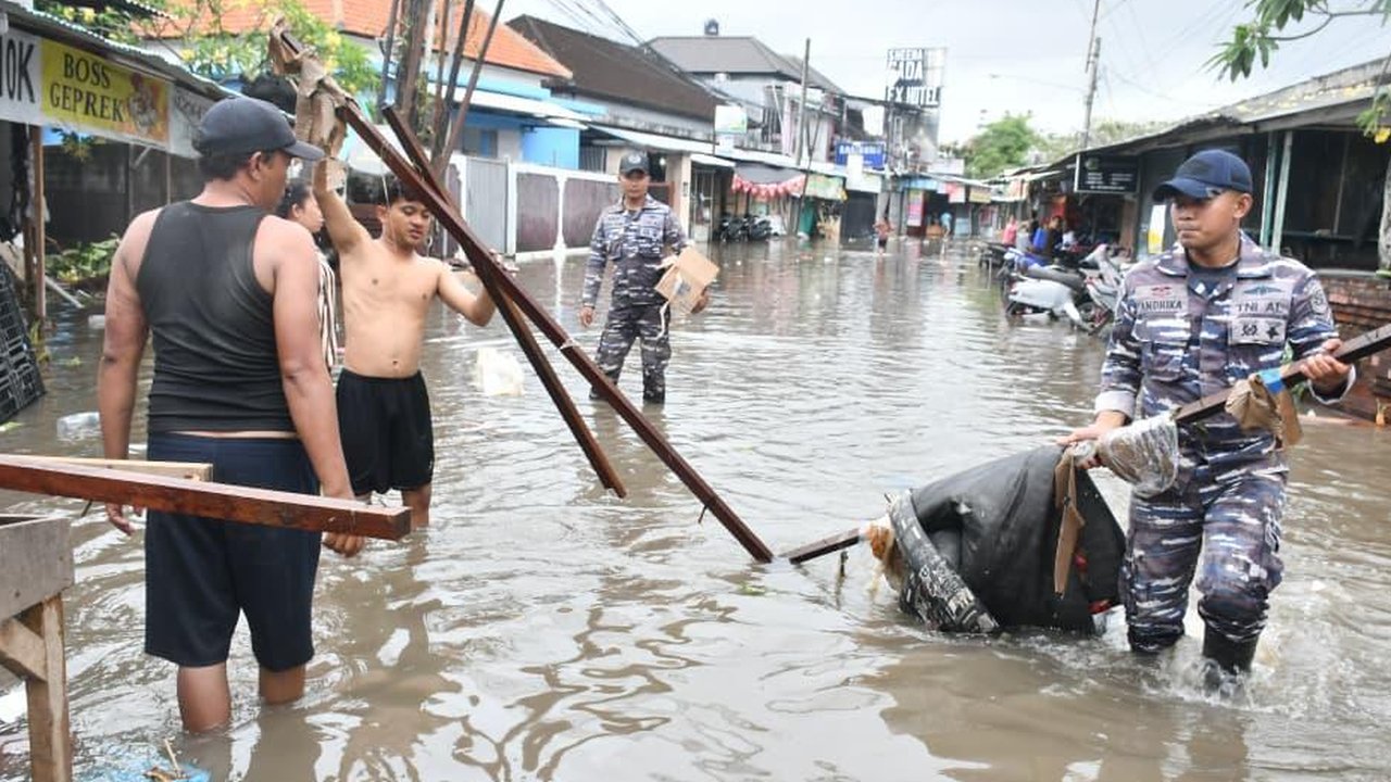 TNI AL Turun ke Jalan Bantu Atasi Banjir Bandang di Bali