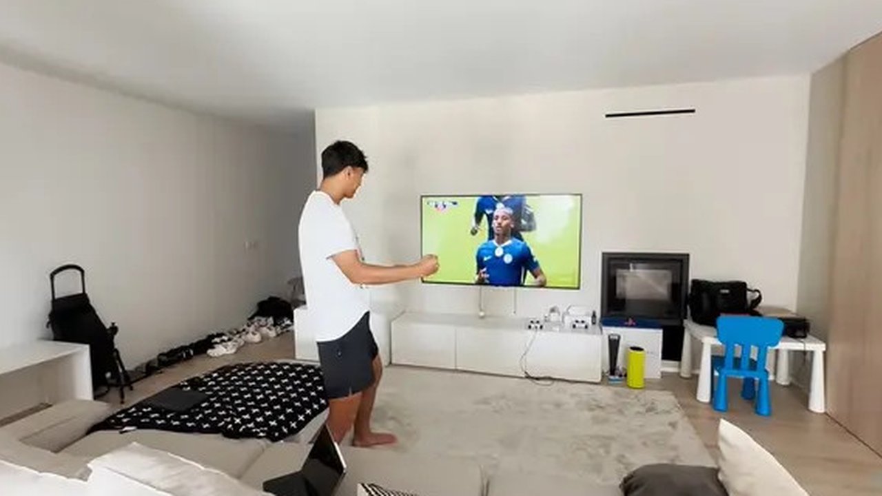 Potret sudut apartemen anak Darius Sinathrya di Portugal. [YouTube: The Sinathrya]