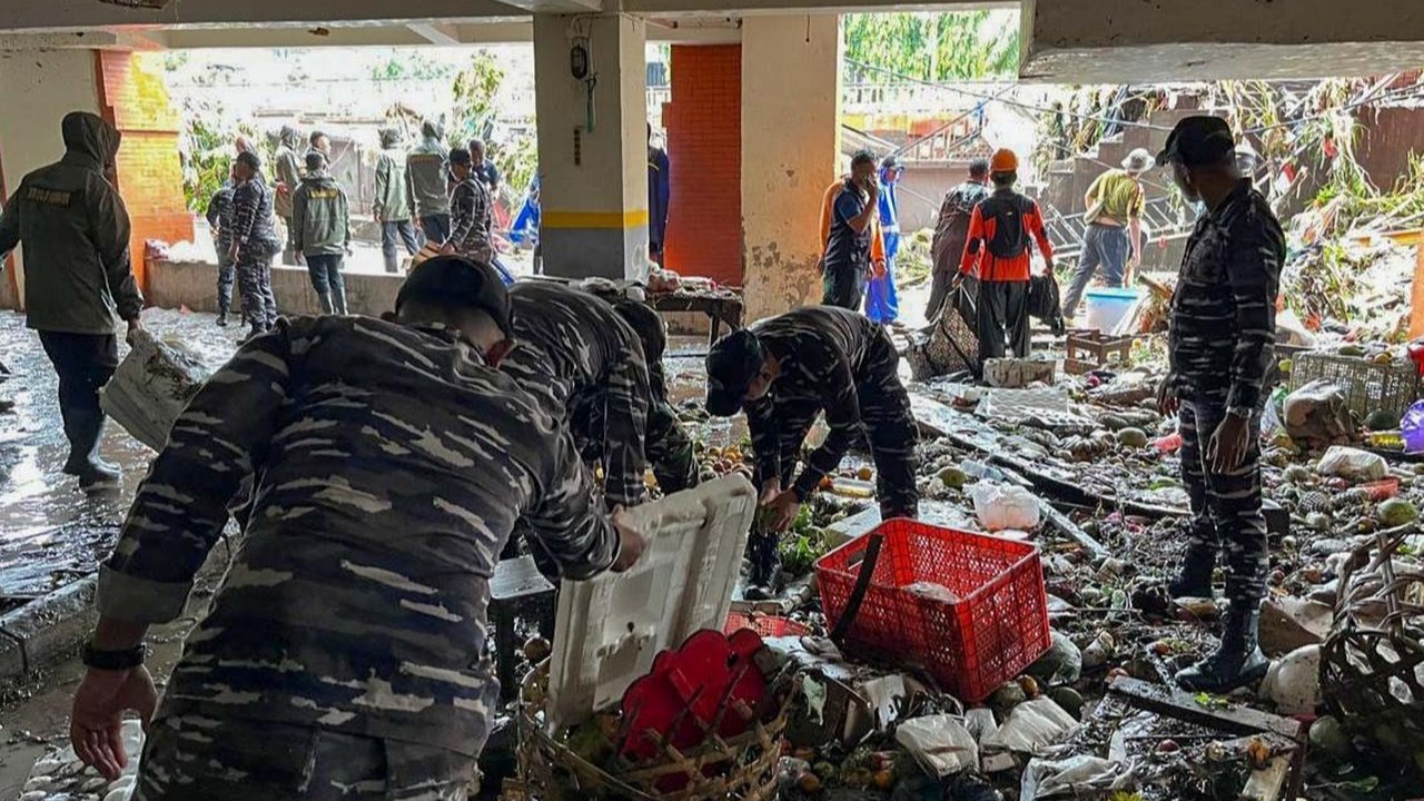 Prajurit TNI AL Pangkalan TNI (Lanal) Denpasar membersihkan puing akibat banjir besar di Pasar Kumbasari, Kota Denpasar, Rabu (10/09/2025).