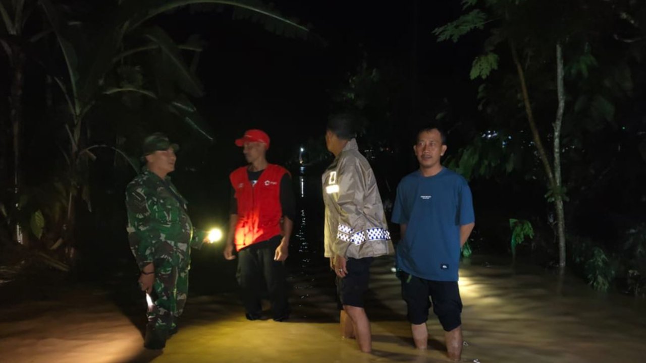 Banjir dan Longsor di Lampung Barat, Evakuasi Warga Berlangsung hingga Tengah Malam