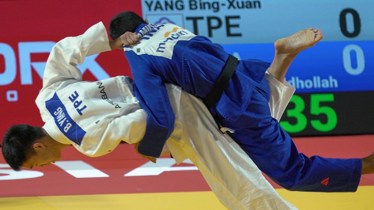 Peserta bertanding saat Asian Cadets and Junior Judo Championship 2025 di Tennis Indoor, Istora Senayan, Jakarta, Kamis (11/9/2025).