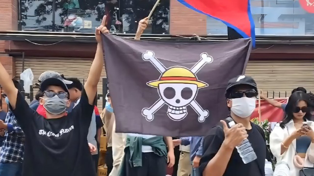 Kekerasan dari aparat semakin menjadi setelah beberapa pengunjuk rasa berupaya menembus area parlemen dengan menaiki pagar bangunan tersebut. (PRABIN RANABHAT/AFP)