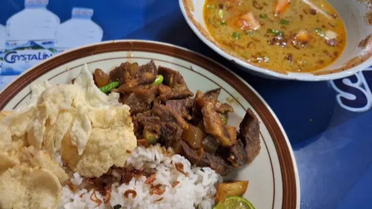 Kondisi Stasiun KRL Palmerah pada Kamis (28/8/2025) terlihat normal. Pada hari ini dijadwalkan akan ada demo buruh yang berlokasi di DPR RI. tak jauh dari Stasiun Palme