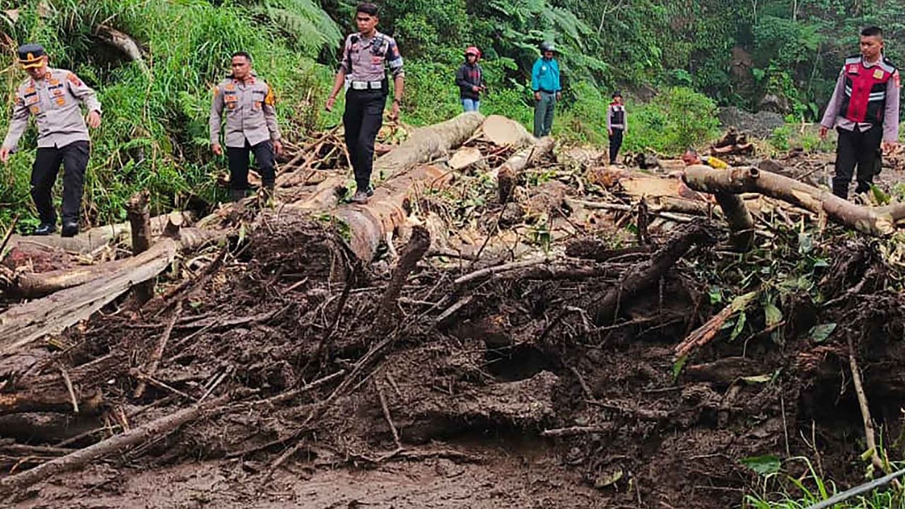 Anggota Polres Nagekeo melakukan pencarian korban hilang banjir bandang di Mauponggo, Kabupaten Nagekeo, Nusa Tenggara Timur, kamis (11/09/2025).