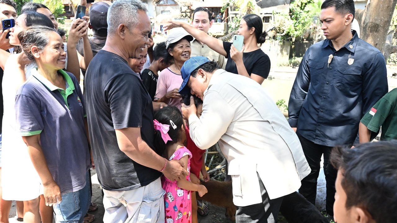 Peluk Cium Prabowo ke Anak Korban Banjir Bali, Duduk Bareng Warga Tinjau Lokasi
