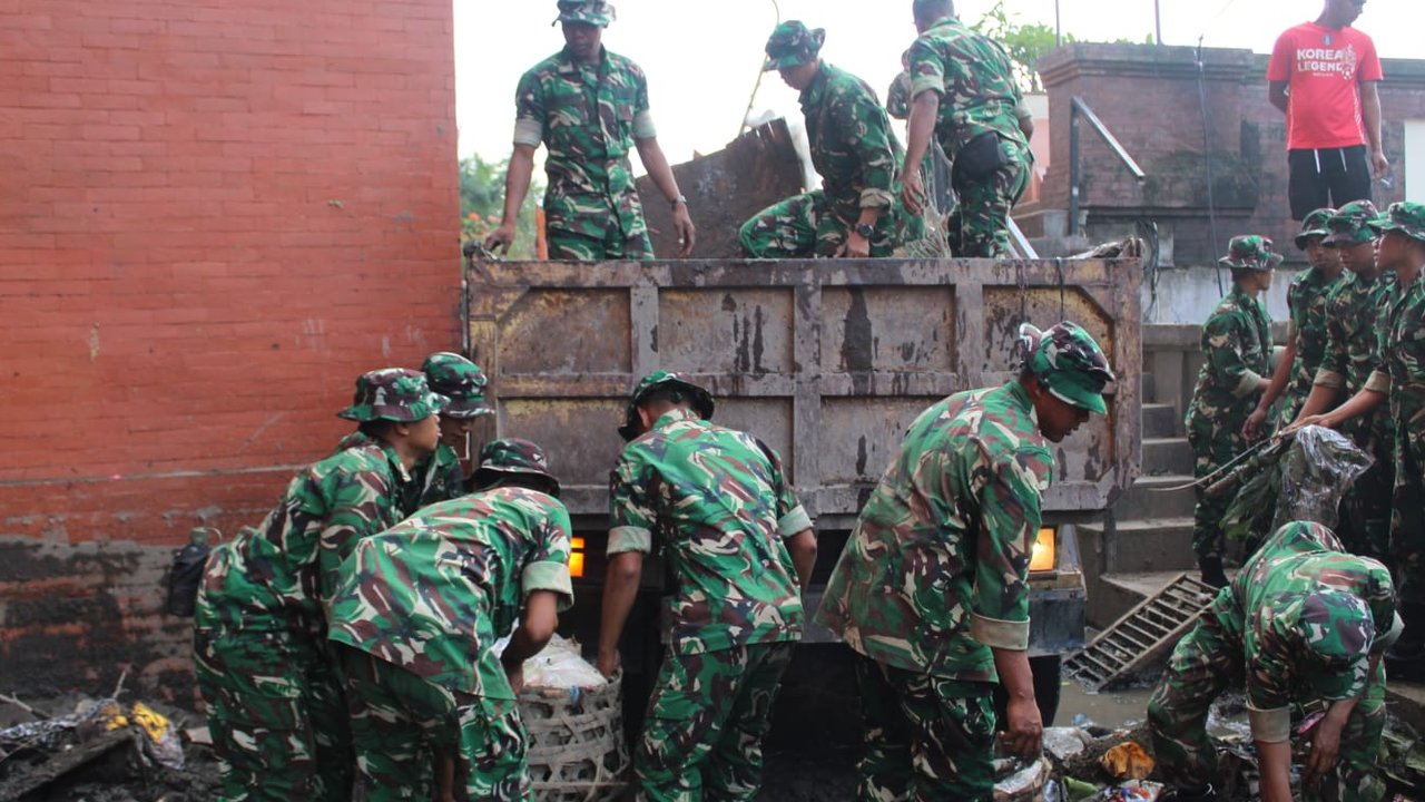 Pasca Banjir Bali, Kodam IX/Udayana Terjunkan Ratusan Prajurit Bantu Evakuasi dan Distribusi Bantuan