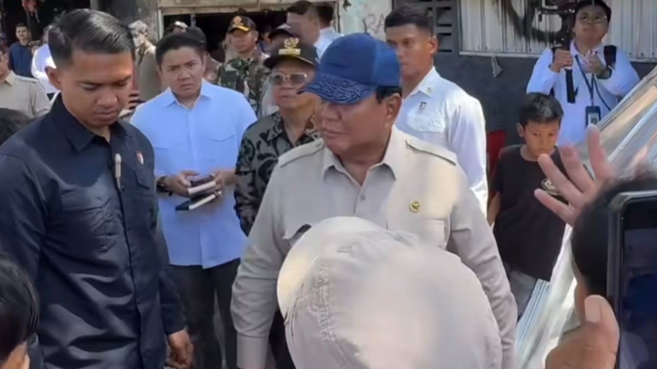 Prabowo Kunjungi Warga Terdampak Banjir Bali dan Anjing Penyelamat Tuannya