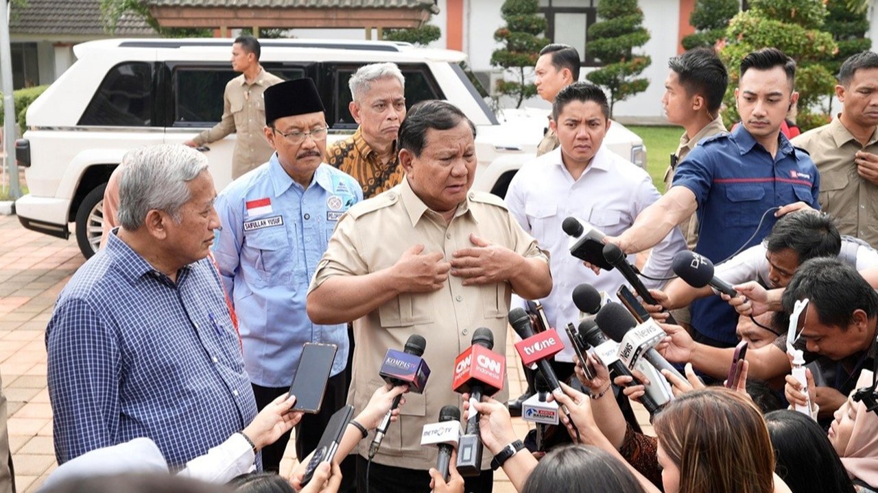 Presiden Prabowo Subianto didampingi Menteri Sosial Saifullah Yusuf (Gus Ipul) dan Wakil Menteri Sosial Agus Jabo Priyono meninjau fasilitas Sekolah Rakyat Menengah Atas (SRMA) 10 Jakarta Selatan