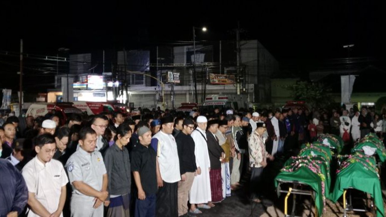 7 Korban Kecelakaan Bus Maut di Bromo Dimakamkan di Jember, Tangis Keluarga Pecah