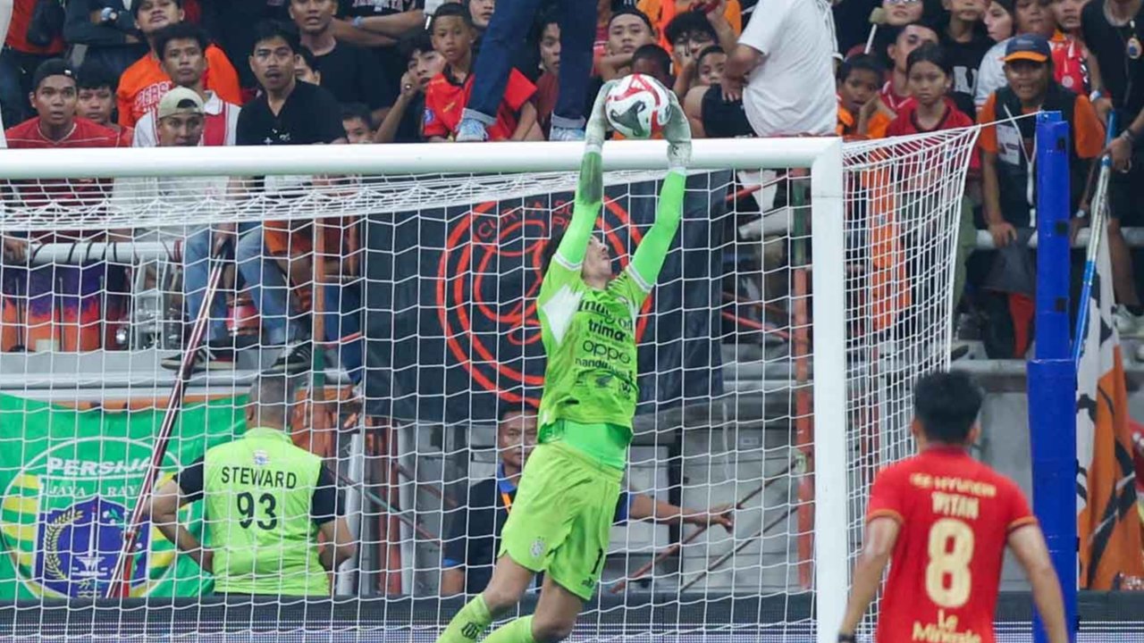 Kiper Bali United, Mike Hauptmeijer berhasil menangkap bola saat pertandingan melawan Persija Jakarta pada pertandingan BRI Super League di Jakarta International Stadium (JIS), Jakarta, Minggu (14/9/2025).