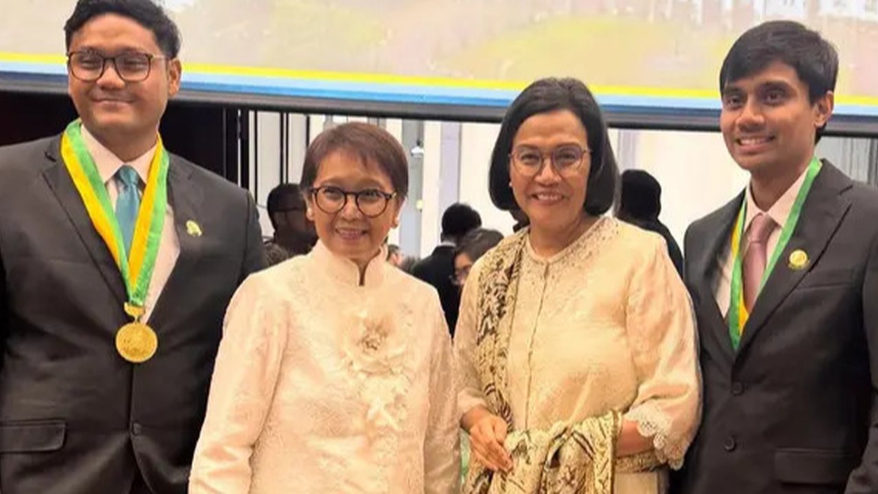 Sri Mulyani dan Retno Marsudi kompak hadiri wisuda anak dari PPDS UI (Foto: Instagram @smindrawati)