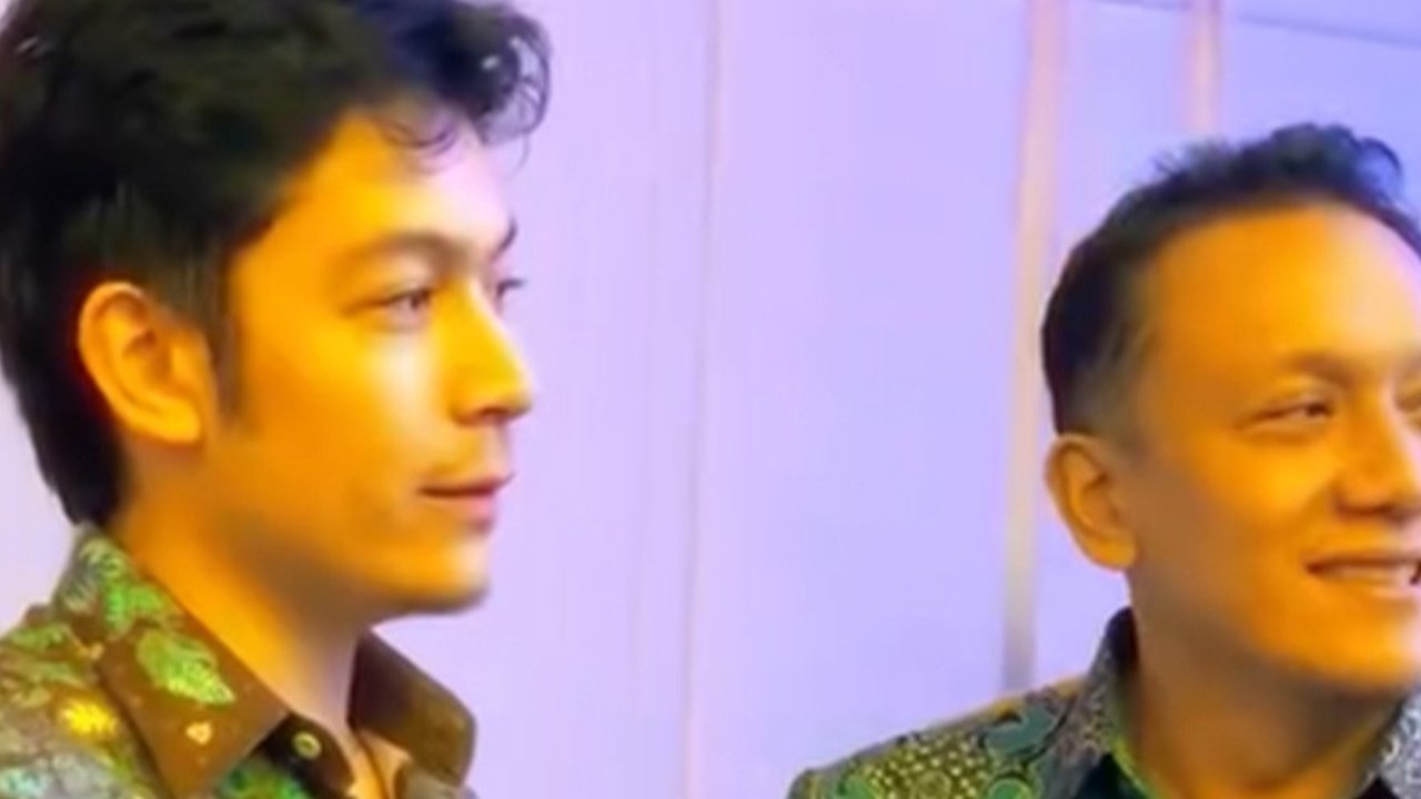 Gagah Berbaju Batik, Cucu Jenderal Intelijen Bikin 'Salfok' saat Dampingi Wamen LHK