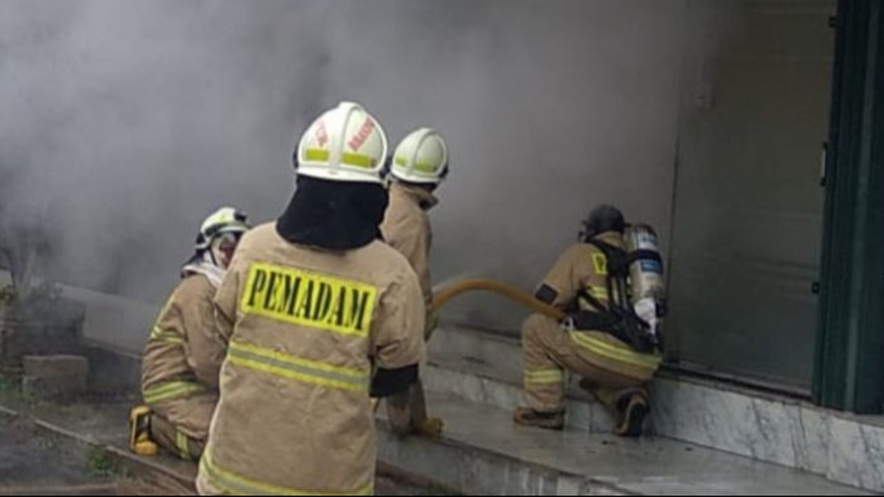 Sebuah kebakaran ruko Jakut di Kelapa Gading berhasil dipadamkan setelah 50 personel Gulkarmat dikerahkan. Diduga korsleting AC portabel jadi penyebab, kerugian capai puluhan juta.