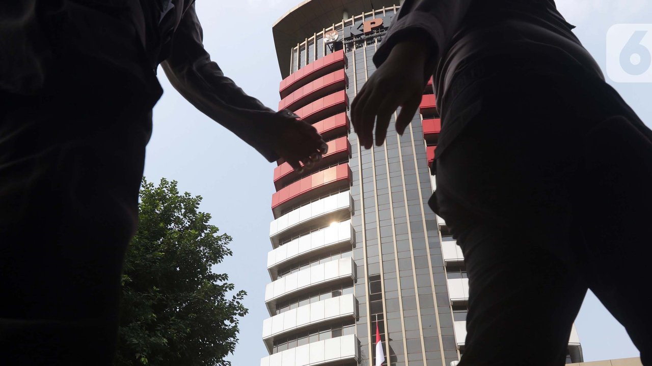 Petugas dari kepolisian melintas di sekitar Gedung Merah Putih KPK, Jakarta, Selasa (1/6/2021). Pengamanan gedung KPK dan sekitarnya diperketat terkait upacara pelantikan pegawai KPK menjadi Aparatur Sipil Negara. (Liputan6.com/Helmi Fithriansyah)