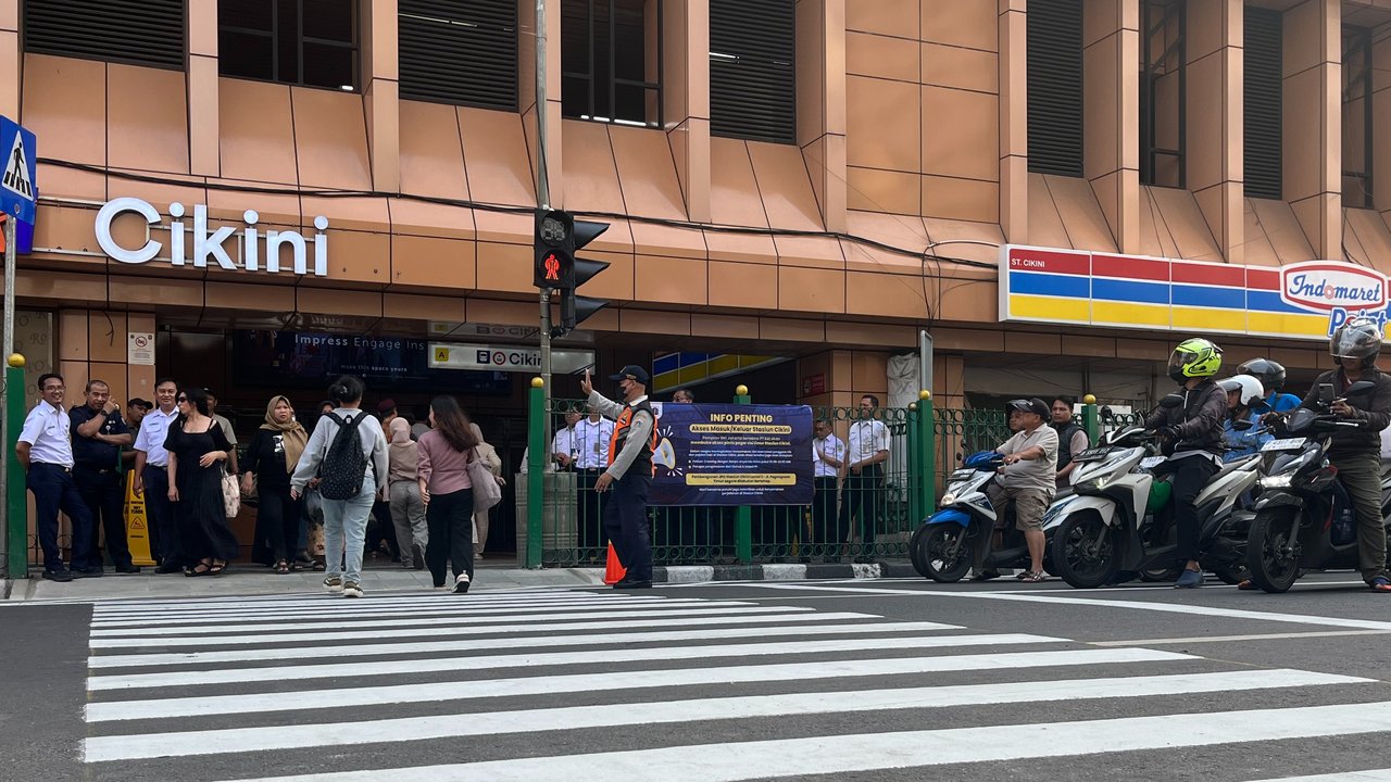 Uji Coba Pelican Crossing Baru di Stasiun Cikini, Warga 'Happy' Tak Lagi Lompat Pagar