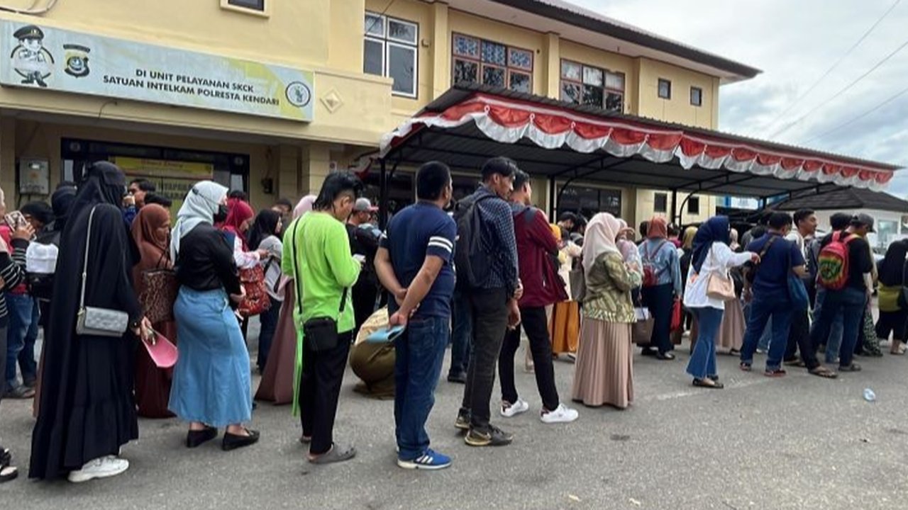 Polresta Kendari kewalahan melayani ribuan permohonan SKCK Calon PPPK paruh waktu, mencatat peningkatan 500 persen dibanding hari biasa. Ada apa di balik lonjakan ini?