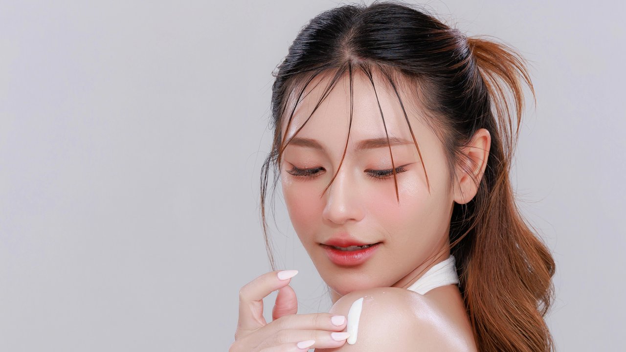 Ilustrasi perempuan melakukan perawatan kulit.