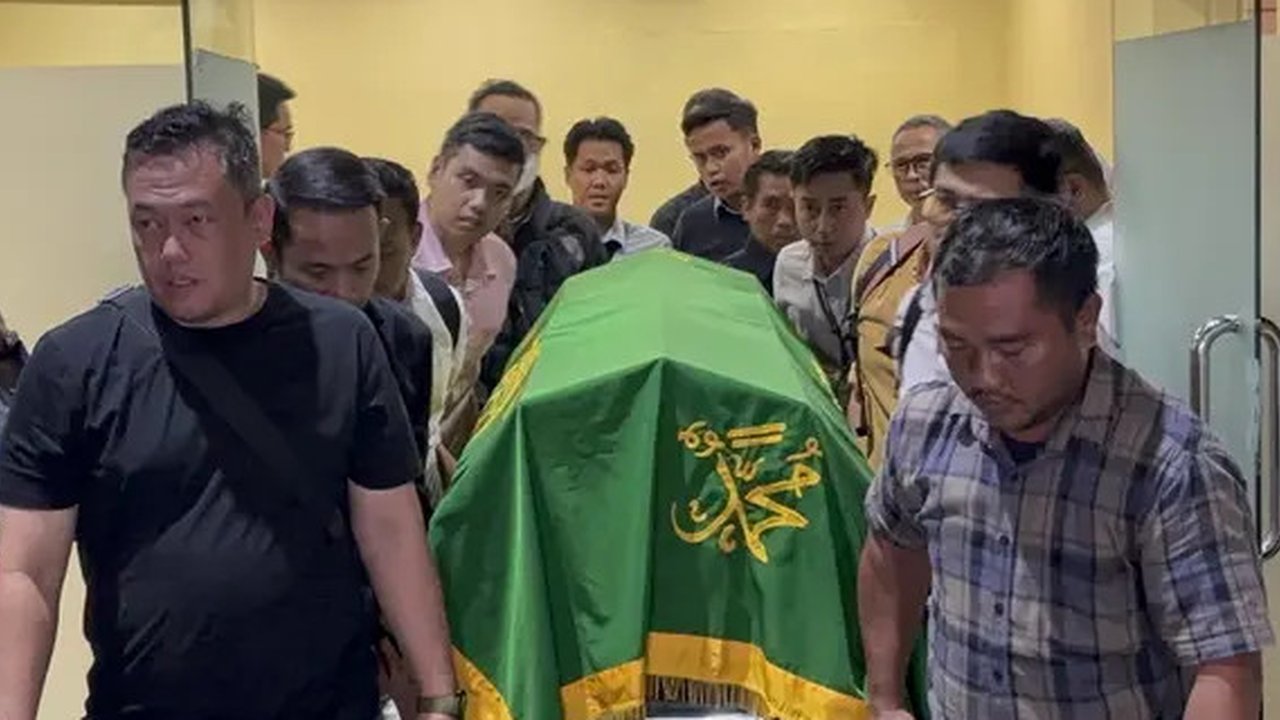 Isak tangis keluarga dan rekan kerja pecah ketika jenazah IP (37), kepala cabang bank di Jakarta berinisial IP, keluar dari ruang forensik (Liputan6.com/Ady Anugrahadi)