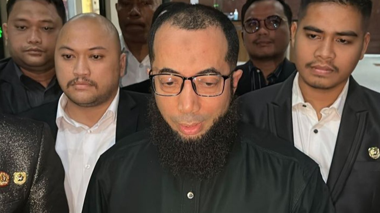 Komisi Pemberantasan Korupsi (KPK) tengah mendalami bagaimana pendakwah Khalid Basalamah memperoleh kuota haji khusus tambahan, memicu dugaan jual beli kuota haji.