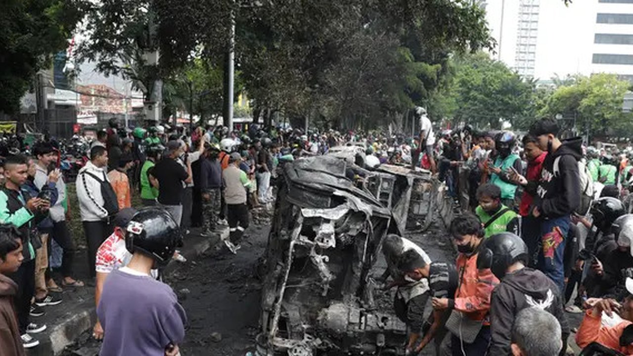 Kericuhan ini merupakan buntut dari peristiwa seorang pengemudi ojek online, Affan Kurniawan yang tewas dilindas kendaraan taktis Brimob pada Kamis (28/8) sore saat aksi demo di Pejompongan.