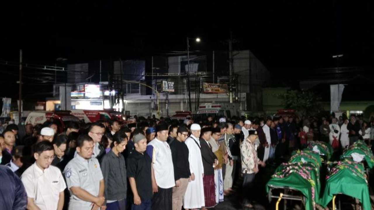 7 Korban Kecelakaan Bus Maut di Bromo Dimakamkan di Jember, Tangis Keluarga Pecah