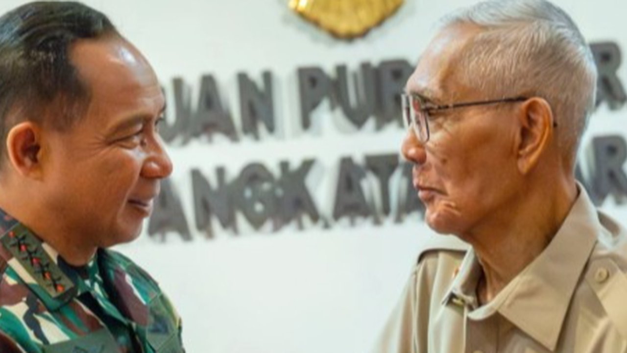Momen Hangat Panglima TNI dan Jenderal Sepuh Try Sutrisno, Eratkan Tali Keprajuritan