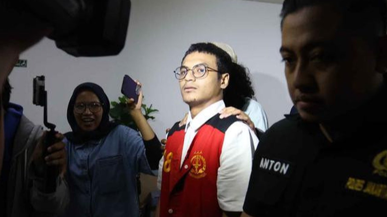 Dalam persidangan, Jaksa Penuntut Umum (JPU) mendakwa Vadel Badjideh melanggar pasal terkait Undang-Undang Perlindungan Anak dan Undang-Undang Kesehatan. (KapanLagi.com/Budy Santoso)