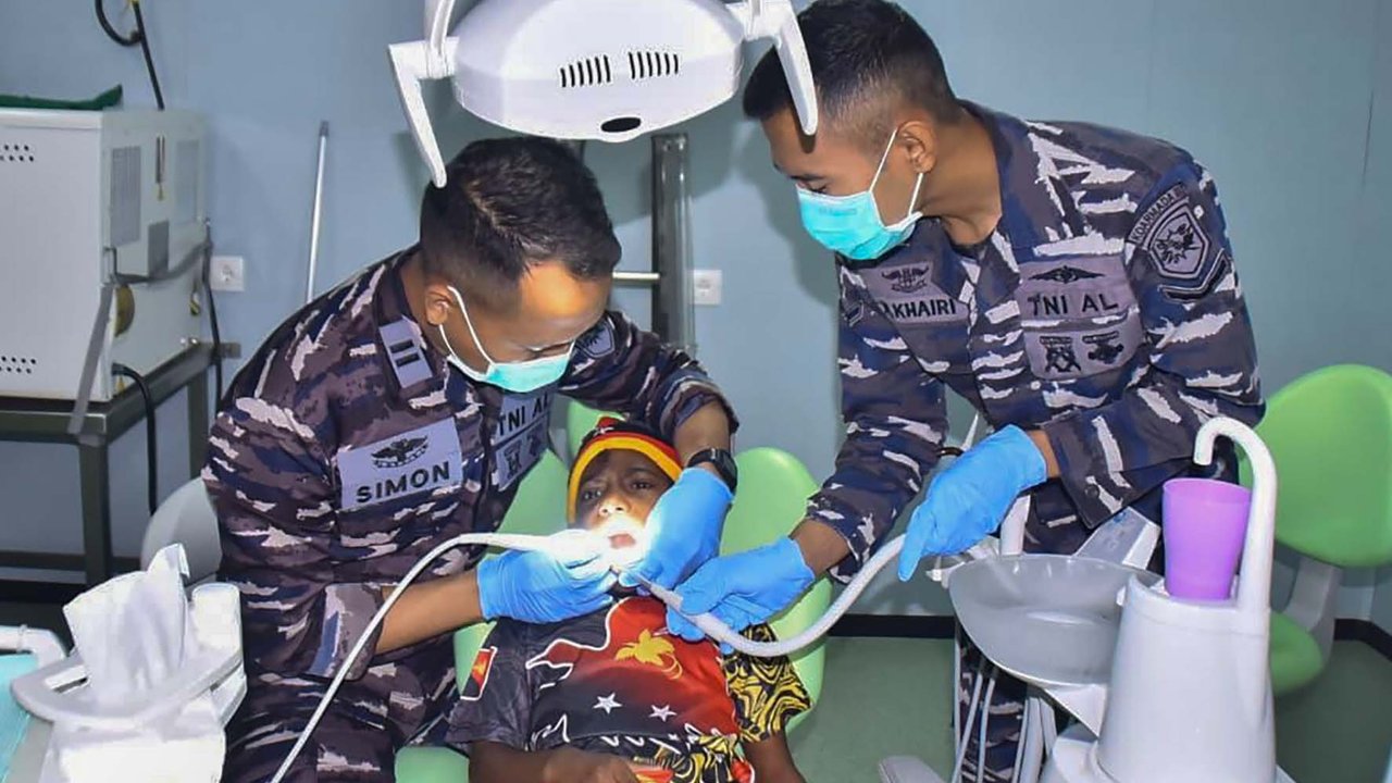 Prajurit TNI AL yang tergabung dalam Satuan Tugas (Satgas) Port Visit TNI AL 2025 melakukan pemeriksaan kesehatan warga di atas di KRI dr. Wahidin Sudirohusodo-991 (WSH-991) yang bersandar di dermaga T-Wharf, Port Moresby, Senin (15/09/2025).