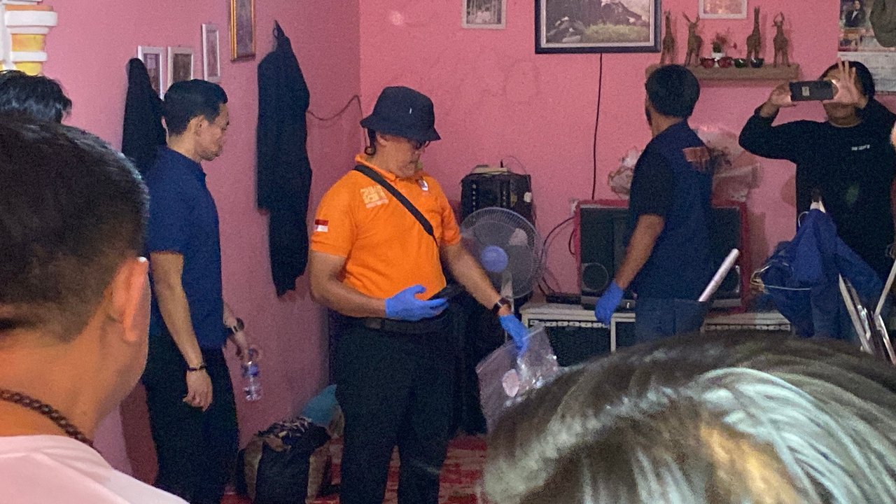 Wanita Paruh Baya Ditemukan Tewas di Kontrakan, Ada Luka di Leher dan Darah Berceceran