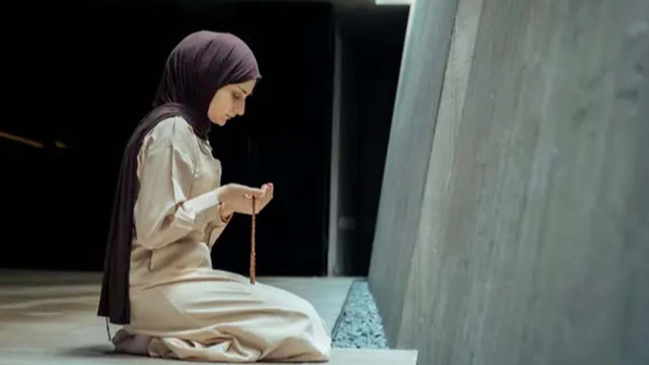 Ilustrasi berdoa, umat muslim, Islami. (Photo created by wayhomestudio on www.freepik.com)