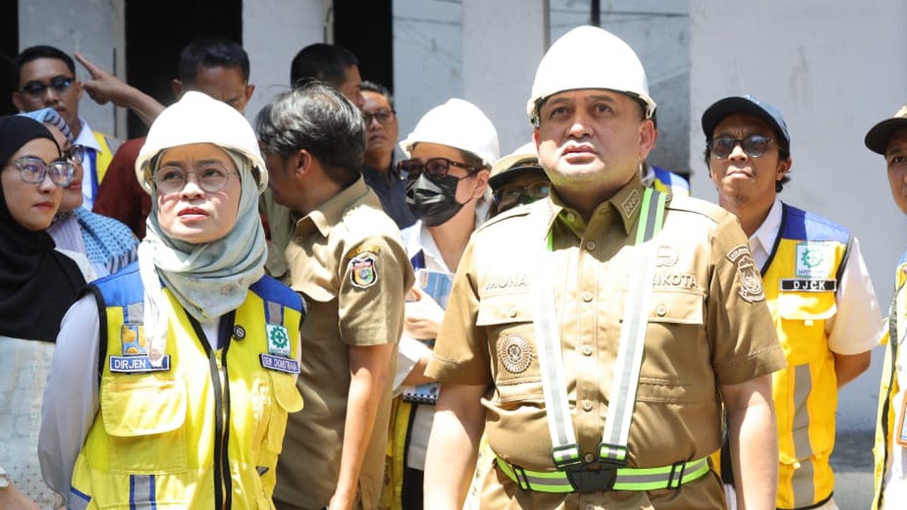 Direktur Jenderal Kementerian PU Cipta Karya Dewi Chomistriana saat meninjau Kantor DPRD Makassar, Senin (16/9)