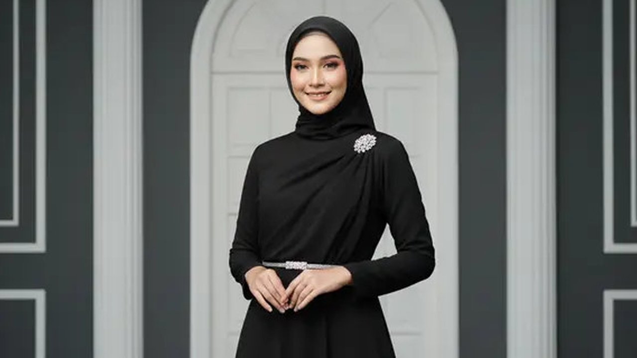 7 Model Gamis Hitam untuk Pesta Tren 2025 yang Elegan, Mewah dan Mudah Dipadukan (sumber:AI)
