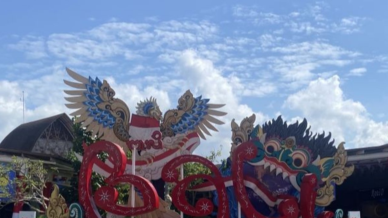 Dinas Pariwisata Bali menegaskan kondisi pariwisata Bali tetap kondusif pasca-demo, menarik perhatian ribuan turis. Bagaimana Bali menjaga stabilitasnya?