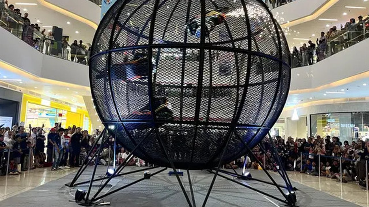 Apa jadinya, bila atraksi tong setan yang biasa di pasar malam, dikemas lebih modern dengan menggunakan motor listrik dan mengelilingi bola baja yang berstandar internasional?