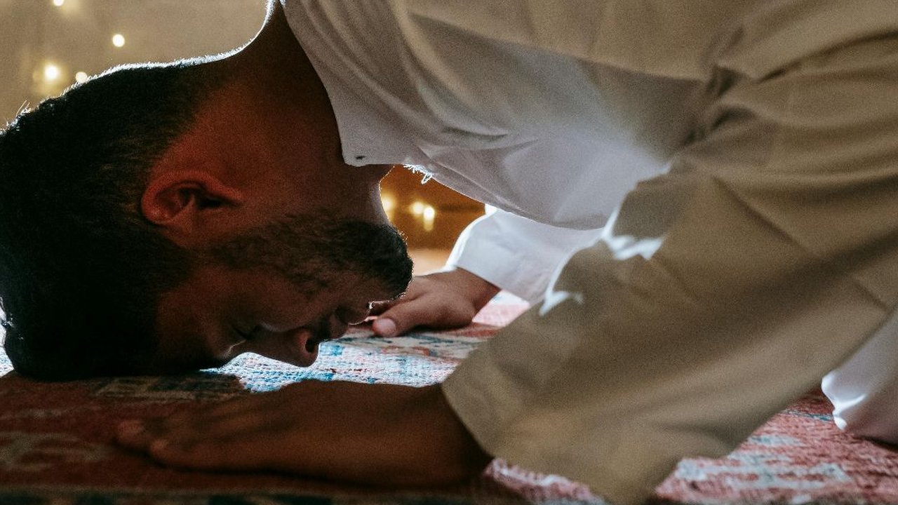 Doa Niat Sholat Malam Lengkap saat Lailatul Qadar