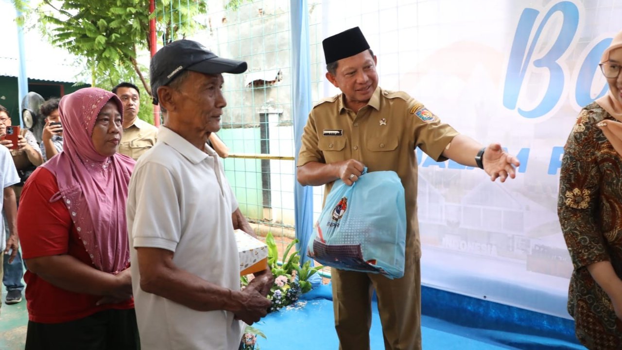 HUT Ke-15 BNPP, Mendagri selaku Kepala BNPP Bagikan 2.000 Paket Sembako kepada Warga Tanah Tinggi