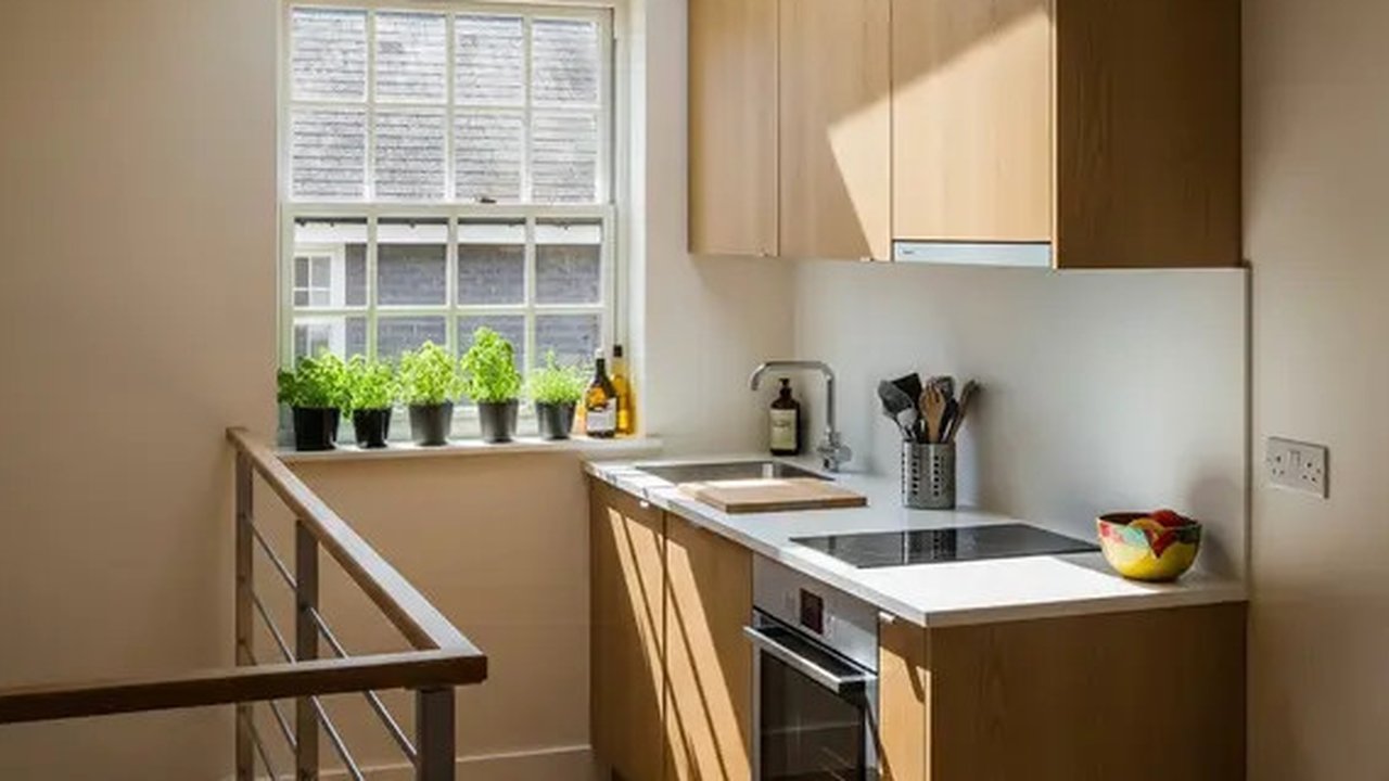 Ide Dapur Mezzanine di Rumah Mungil Hemat Biaya (AI)
