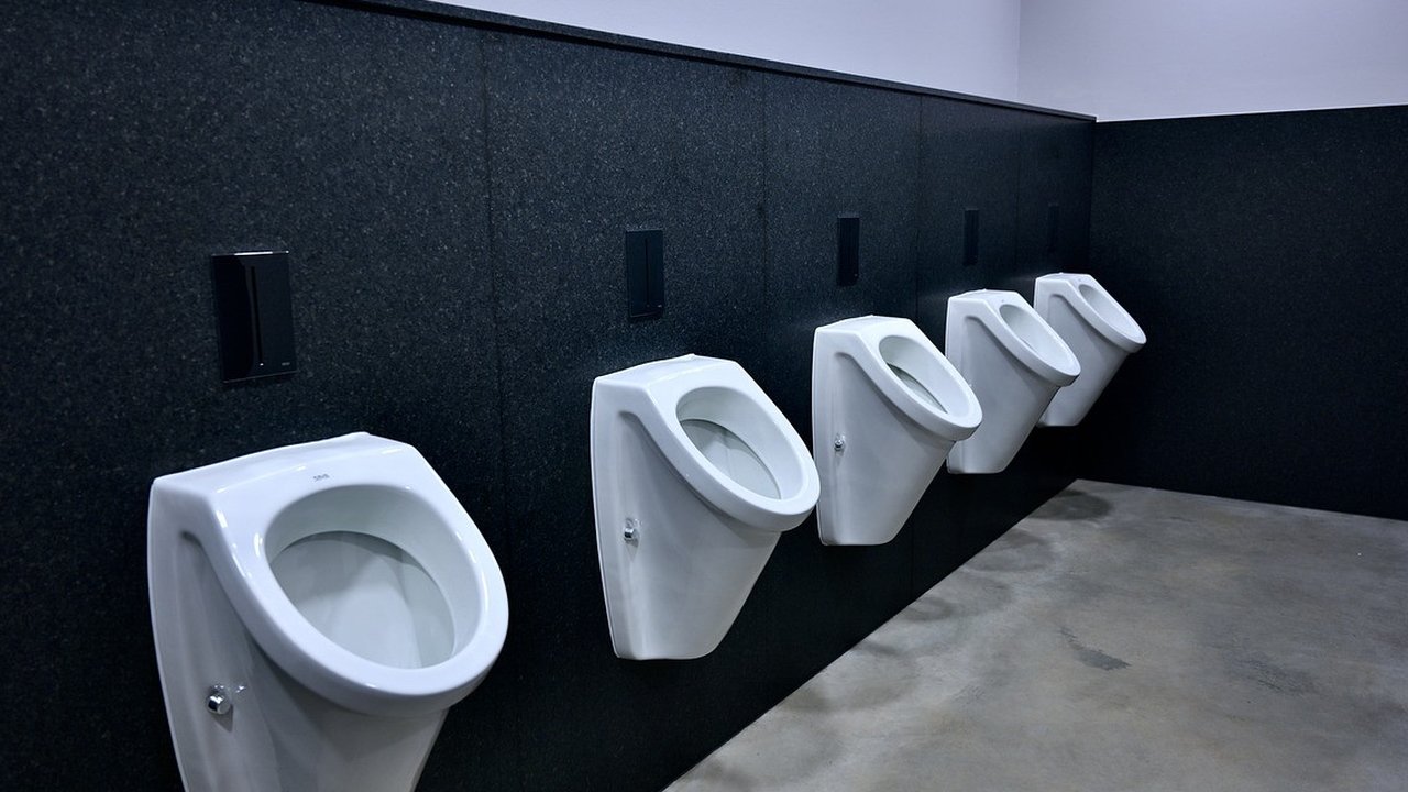 Selain karena terlalu asik bermain handphone, konstipasi menjadi salah satu penyebab utama kebanyakan orang duduk berlama-lama di toilet. [Dok/freepik.com/jcomp]