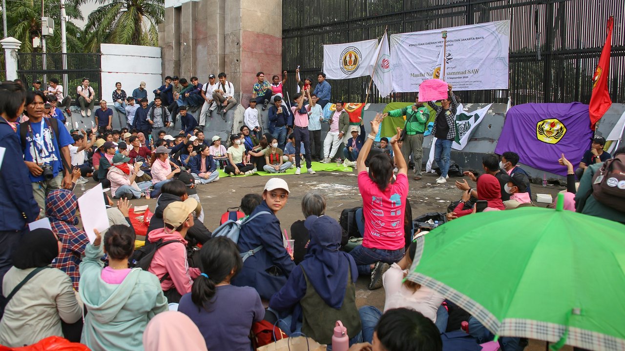Mahasiswa mengatasnamakan Koalisi Masyrakat Sipil  menggelar aksi bertema 'Piknik Nasional Rakyat' di depan Gedung DPR RI, Senayan, Jakarta Pusat, Jumat (5/9/2025).