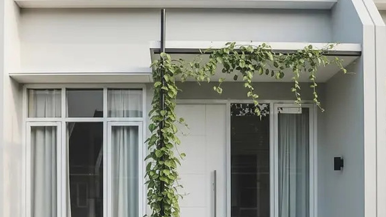 Teras Belakang Rumah dengan Tiang Tanaman Salur yang Instagramable 2025. (Foto: Gemini AI)