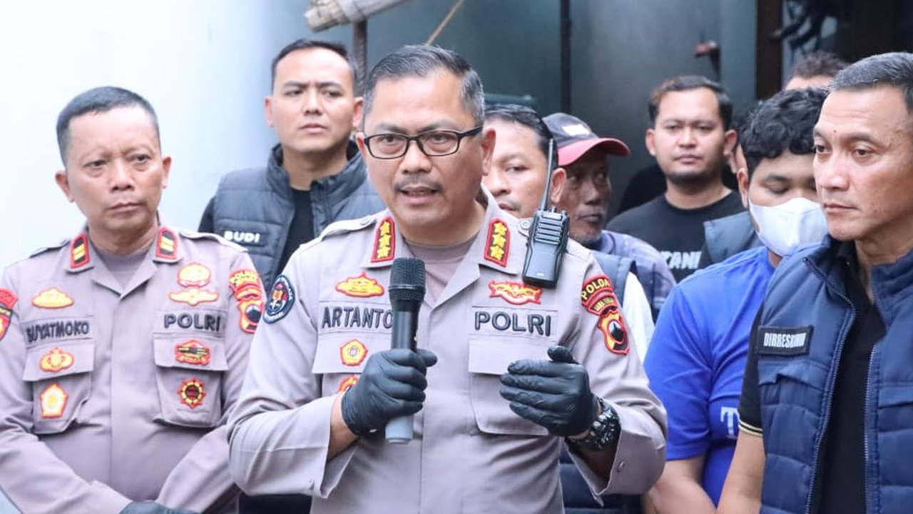Kabid Humas Polda Jateng, Kombes Pol. Artanto dan Dirreskrimum Polda Jawa Tengah, Kombes Pol. Dwi Subagyo menggali informasi dari tetangga rumah pelaku. (Liputan6.com/Arief Pramono)