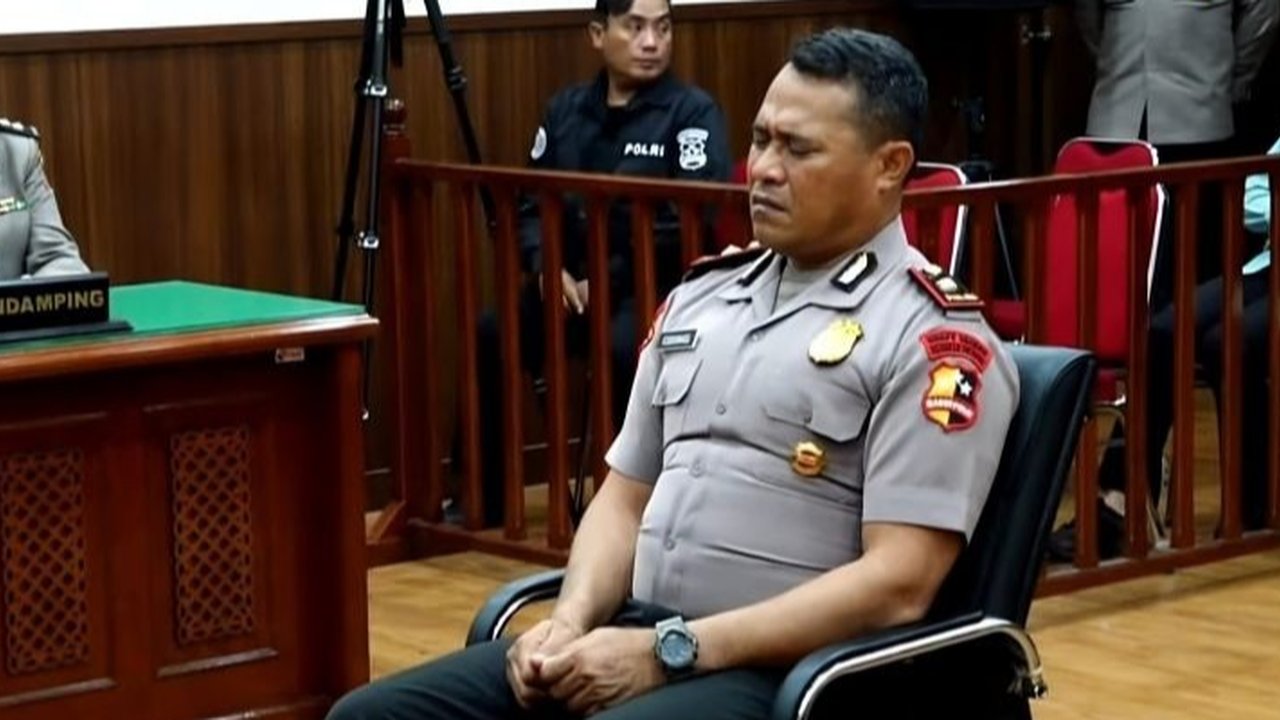 Kompol Kosmas K. Gae, Danyon A Korbrimob, akui baru tahu insiden rantis Brimob menabrak ojol Affan Kurniawan setelah video viral. Pengakuannya di sidang etik berujung PTDH.