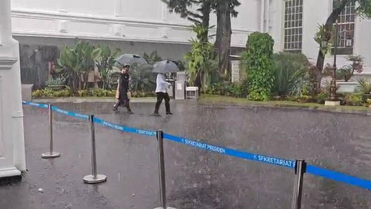 Eks Wakapolri Ahmad Dofiri Berpakaian Dinas Lengkap Sambangi Istana di Tengah Isu Reshuffle Kabinet