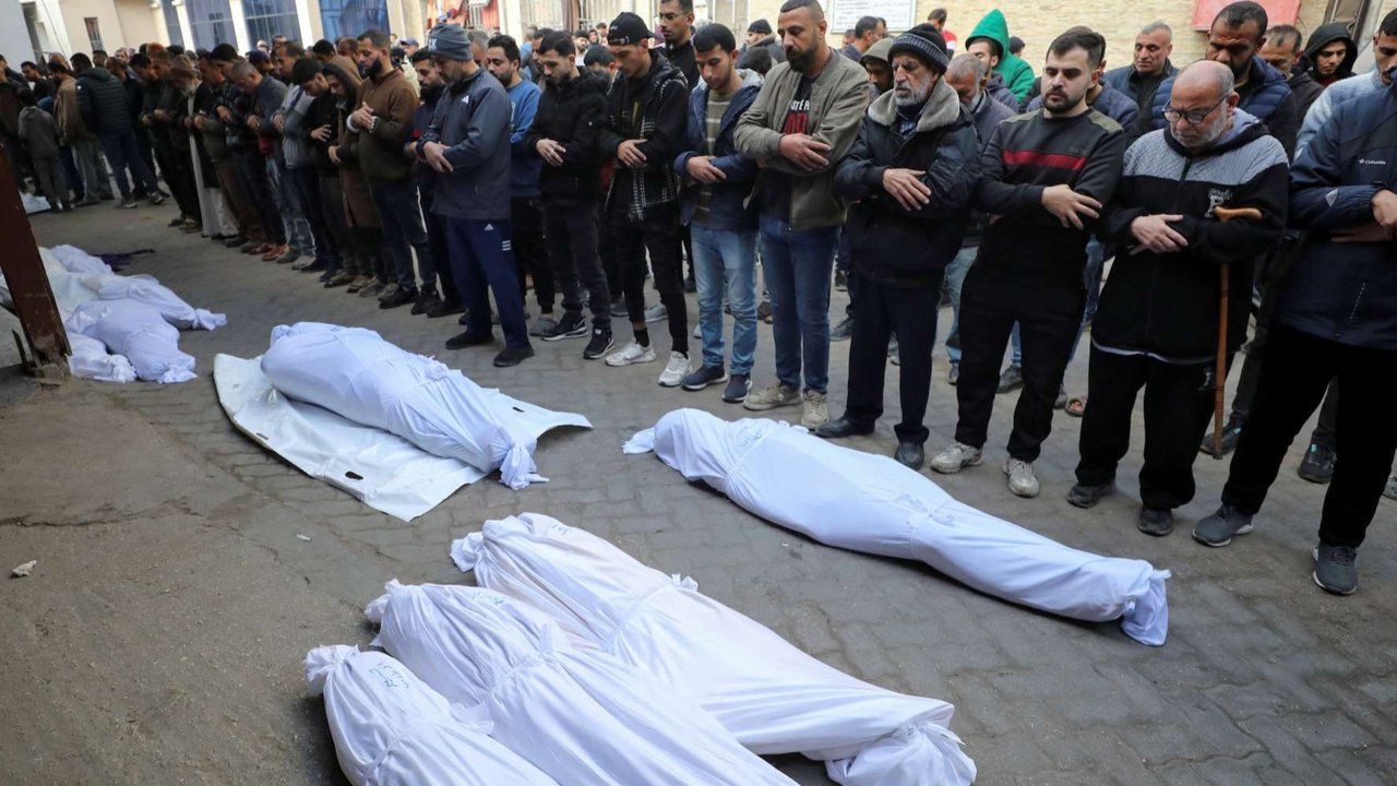 Para pelayat melakukan salat untuk jenazah warga Palestina yang tewas dalam serangan Israel, menjelang gencatan senjata yang akan mulai berlaku pada hari Minggu, di Jalur Gaza, Palestina, pada 16 Januari 2025.